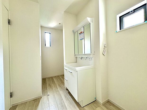 1号棟【洗面台】大きく見やすい三面鏡で清潔感ある洗面台は、身だしなみチェックや肌のお手入れに最適です。何かと物が増える場所だからこそ、スッキリと見映えの良い空間に拵えました。