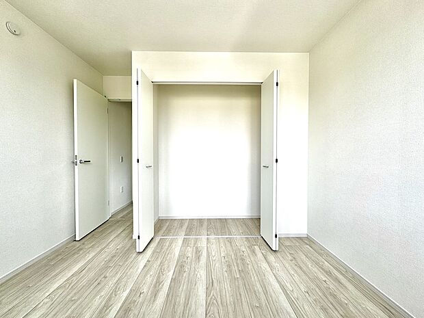 1号棟【収納】壁面クローゼットのメリットは、衣類が横一列に並ぶためひと目で洋服が選びやすいこと。衣類をたくさんお持ちの方も、限られたスペース内に無理なく収納することができます。