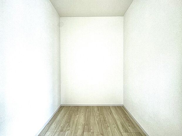 1号棟【WIC】各所に配置された収納スペースは、洋服や小物はもちろんのこと、掃除機や日用予備品・お子様のおもちゃなど様々な物を収納して頂ける便利なスペースです。