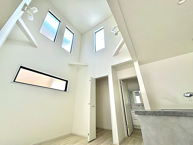 【吹き抜け】おしゃれな空間を演出する吹抜け。日中の光を家の奥に取り込んだり、広々とした印象と開放感を与えてくれます。