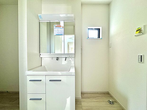 1号棟【ランドリースペース】毎日使う洗濯機。しっかりと奥行きのある置き場が確保されています。