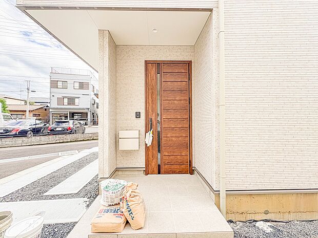1号棟【玄関】家の顔となる玄関は、高いデザイン性が求められます。高級感と断熱性、防犯性に優れた玄関ドアを標準装備。ピッキング対策のセキュリティサムターン等、防犯に考慮しました。
