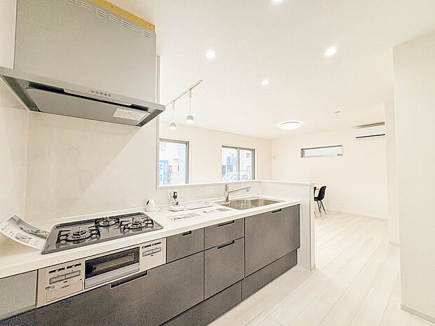 1号棟【キッチン】ナチュラルな自然光の中での調理。会話が弾む対面型キッチン。お洒落な食器類を余裕で収納できるスペース。動きやすい女性目線のキッチン動線。これからはお料理をつくる時間が劇的に変…