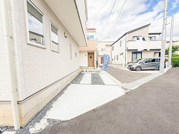 1号棟【駐車場】日々の暮らしにマイカーが必要。そんな方は物件の購入条件に駐車場は必須です。通勤に、家族のお迎えに、お買物に、おでかけに、クルマライフを楽しみたい方に。