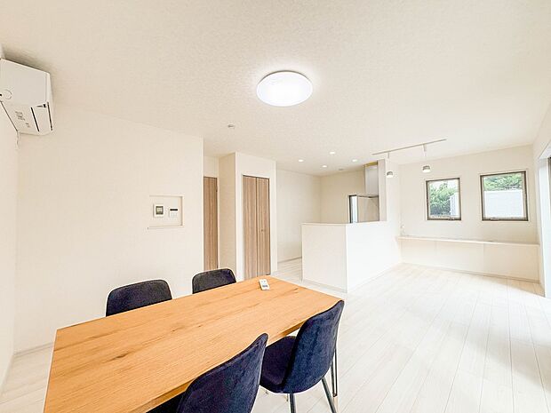 1号棟【LDK16.2帖】忙しい朝でも家族揃って食事をしたいゆとりあるダイニングスペース。