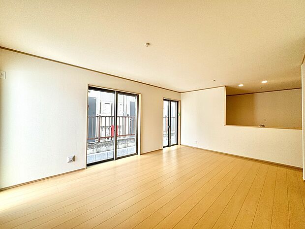 D号棟【LDK18.87帖】シンプルなデザインの家は風情がある。住む人のこだわりを感じる。外観も内装もいたってシンプル。居心地がよく、家事や趣味、子育てなどにも集中できる。家も人間も熟成する…