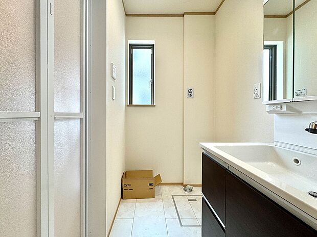 D号棟【脱衣所】洗面所は小さなプライベートスペース。歯磨き、洗顔と毎日施す個人空間。