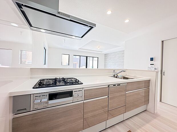 【キッチン】ナチュラルな自然光の中での調理。会話が弾む対面型キッチン。お洒落な食器類を余裕で収納できるスペース。動きやすい女性目線のキッチン動線。これからはお料理をつくる時間が劇的に変わりま…