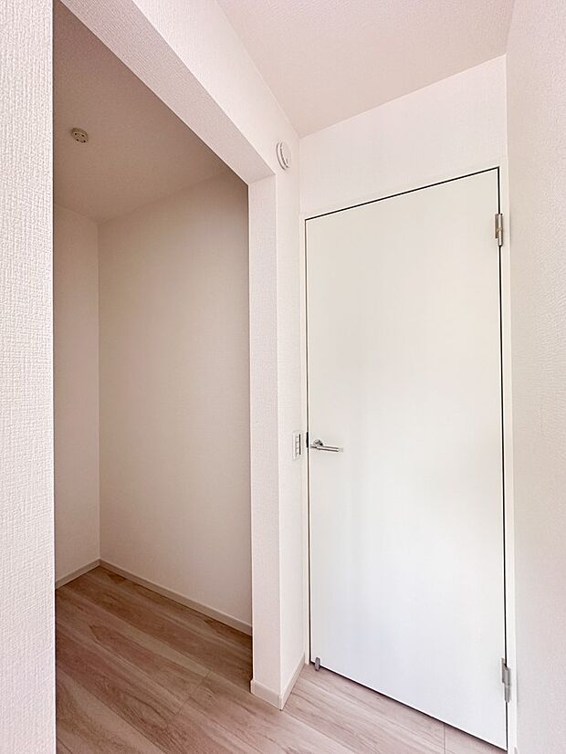 【WIC(ウォークインクローゼット)】 たくさんの洋服をかけてもシワになりにくいウォークインクローゼット。洋服以外にも、普段使わない家電やスーツケース、ストック品など何でも片付く嬉しい空間…