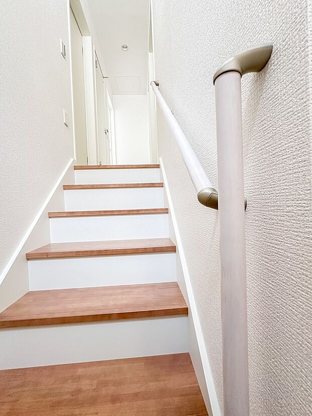 【手すり付階段】手すりがないと階段の昇り降りで危険なことはもちろん、壁に手をつきながら歩くことで壁紙が汚れやすくなります。すべての方に快適に昇り降りしていただくため、手すりを設置しました。