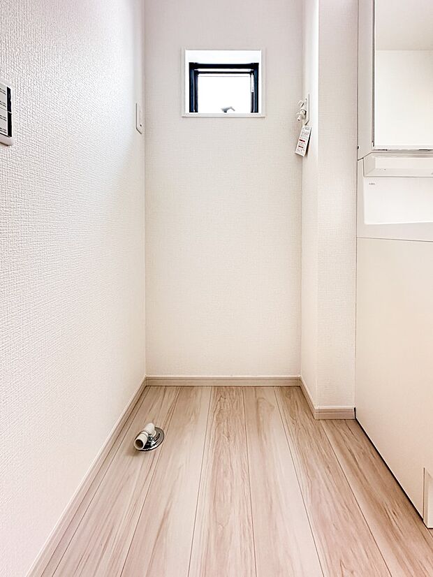 【ランドリースペース】毎日使う洗濯機。しっかりと奥行きのある置き場が確保されています。