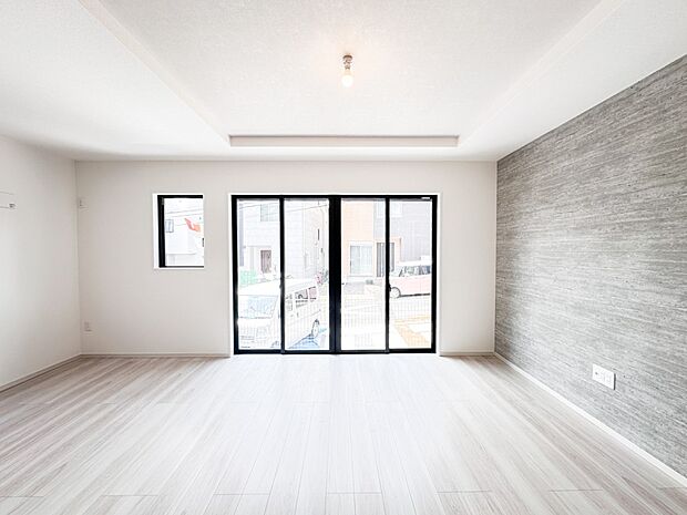 シンプルなデザインの家は風情がある。住む人のこだわりを感じる。外観も内装もいたってシンプル。居心地がよく、家事や趣味、子育てなどにも集中できる。家も人間も熟成するほどシンプルになっていくよう…