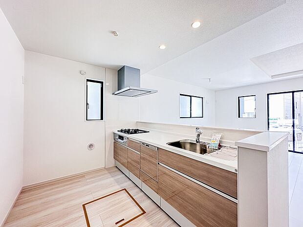 【カウンターキッチン】 リビングにいるお子様と会話をしながら家事ができるカウンターキッチン。いま手があいているか、忙しそうなのか相手の様子を伺いながらコミュニケーションをとる訓練にもなります…