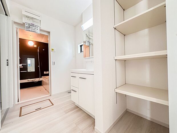 【脱衣所】洗面所は小さなプライベートスペース。歯磨き、洗顔と毎日施す個人空間。