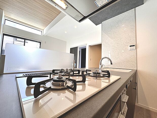 【三口コンロ】奥さま目線で考え、調理に重宝する三口コンロをシステムキッチンに採用、ワイドな洗い場も設けも野菜や食器を洗うのを便利にしました。