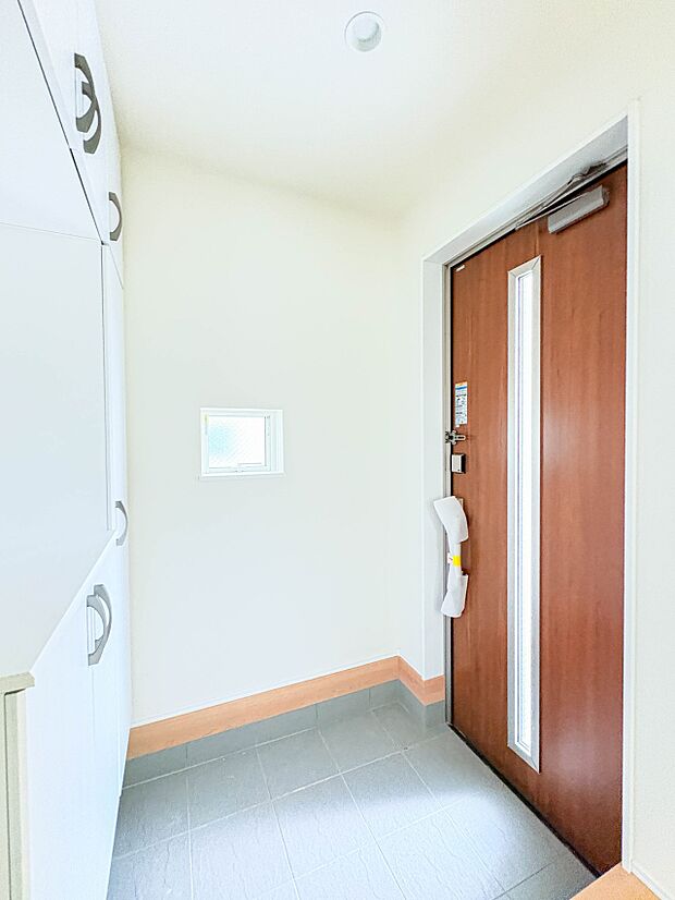 1号棟【玄関】上質感漂うアプローチ。居住者の帰り、訪れる方を優しく迎える。