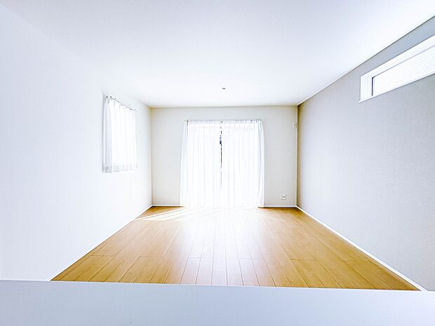 1号棟【LDK14帖】光が溢れ、風も溢れ、居心地のよい住空間、自然体で過ごせる住空間にリビングを。それは住むというシンプルなカタチをどこまでも追求してきた結果です。新築の厳かな居住性を身体全…