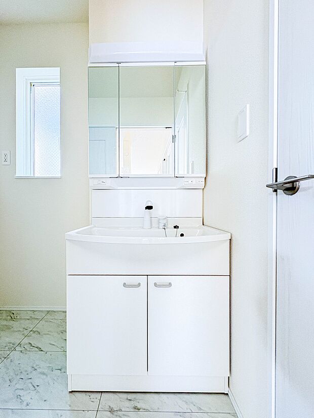 1号棟【洗面台】洗面所は小さなプライベートスペース。歯磨き、洗顔と毎日施す個人空間。小窓も設置して、熱気などを開放して、爽やかなスペースになるように設計されています。