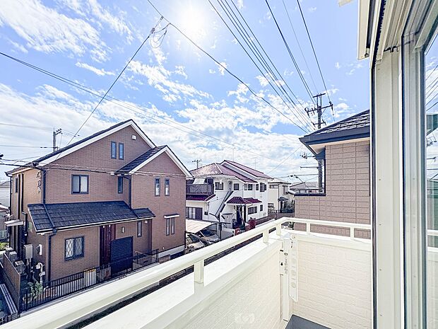 1号棟【バルコニー】バルコニーに自分のこだわりをもたせる。120％自由自在のバルコニー。もちろんお洗濯物を干す、ゴミを一時保管するなどもおまかせください。バルコニーを多目的スペースとして考え…