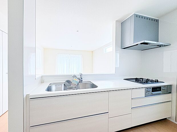 1号棟【ダイニングキッチン】ナチュラルな自然光の中での調理。お洒落な食器類を余裕で収納できるスペース。動きやすい女性目線のキッチン動線。これからはお料理をつくる時間が劇的に変わります。