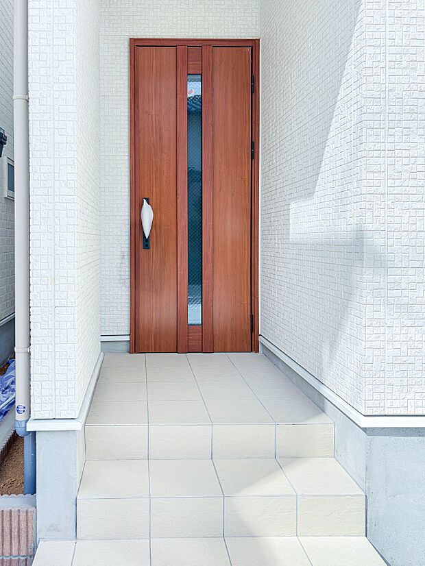 【玄関】玄関はおうちの顔と言われます。玄関アプローチは、外観デザインの印象を左右します。