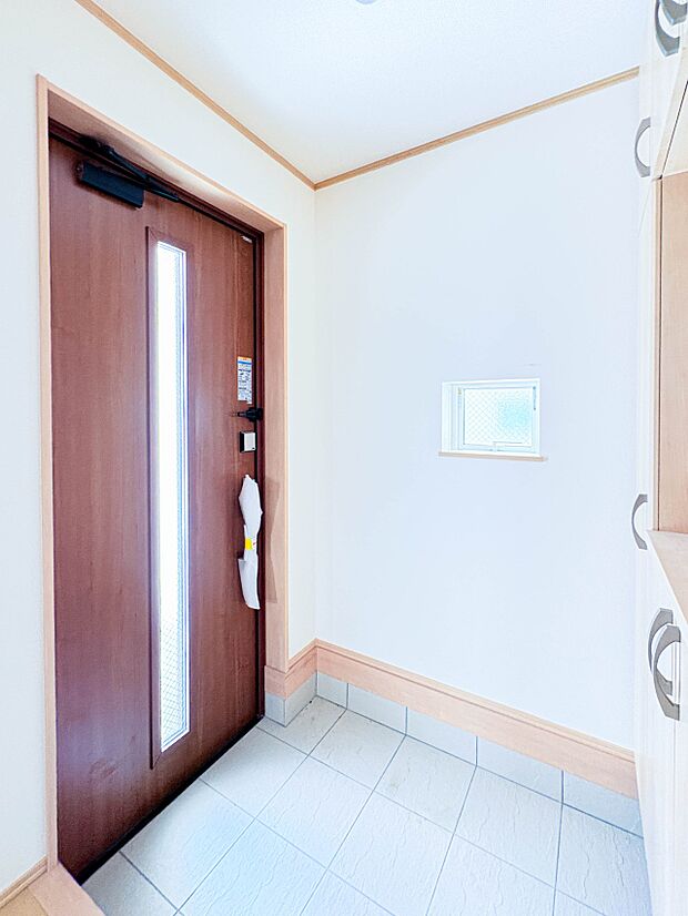 2号棟【玄関】スタイリッシュかつ品のある玄関。晴れの日も、雨の日も、風の日も、ご家族やお客さまを安心して迎えます。