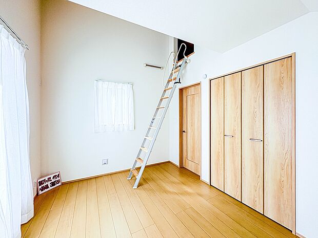 2号棟【子供部屋6.5帖】お子様のお部屋にぴったりなクロークを備えたフローリング仕様の洋室です。