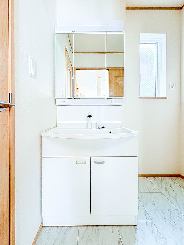 2号棟【洗面台】 十分な大きさの洗面台は、身だしなみチェックや歯磨きなど、朝の慌ただしい時間でもホテルライクなスペースで余裕とゆとりを感じて頂けます。