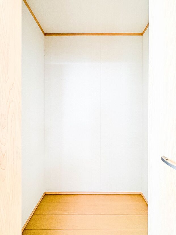 2号棟【収納】各所に配置された収納スペースは、洋服や小物はもちろんのこと、掃除機や日用予備品・お子様のおもちゃなど様々な物を収納して頂ける便利なスペースです。