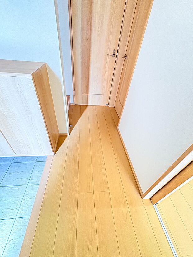 2号棟【1階廊下】玄関から、洋室や階段に続いています。  