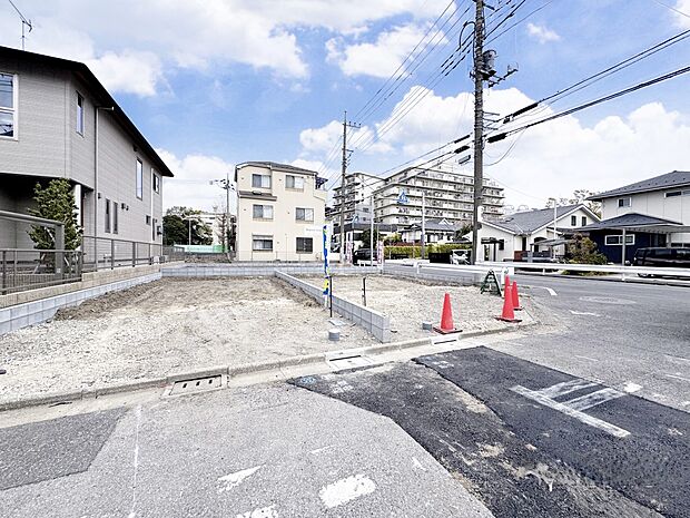 3号棟【前面道路6m×11m】家の前をまっすぐの通りが走っている。クルマは少なく、人々は毎朝、ウォーキング、ジョギング、犬の散歩など、フリーな朝時間を過ごしている。