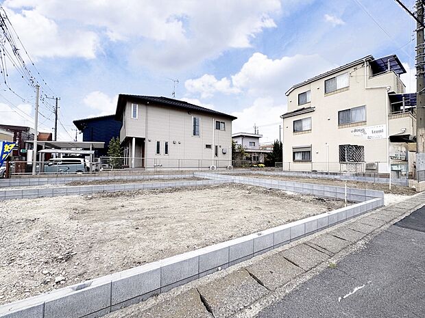 3号棟【駐車場】毎日の生活にマイカーが必須という方は、購入を検討する際、駐車場があることは大事な条件です。毎日の通勤や家族の送迎、買い物やお出かけなどクルマのある暮らしを満喫したい方は要チェ…