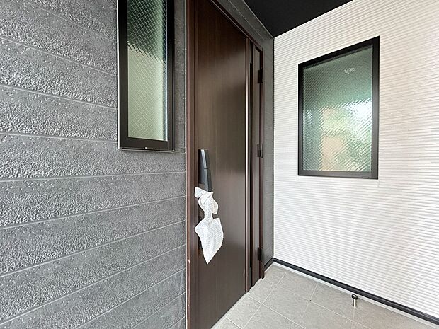 【玄関】玄関はおうちの顔と言われます。玄関アプローチは、外観デザインの印象を左右します。ご家族の個性を出しながら、素敵な玄関でお客様をお迎えしてください。