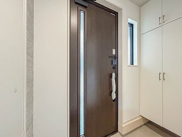 【玄関】スタイリッシュかつ品のある玄関。晴れの日も、雨の日も、風の日も、ご家族やお客さまを安心して迎えます。