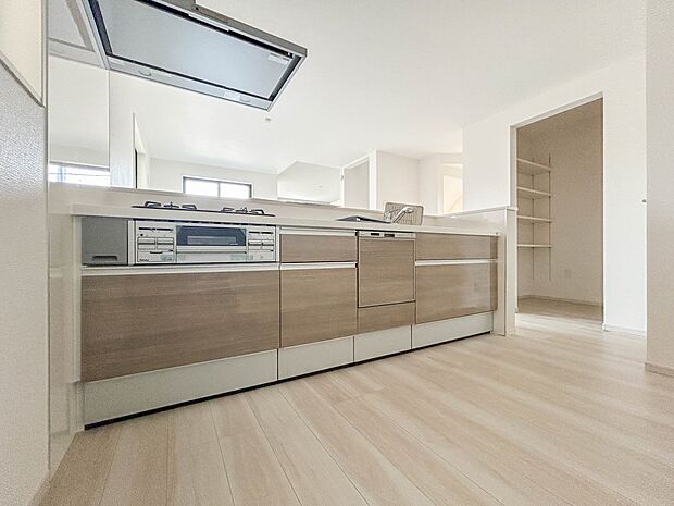 【キッチン】ナチュラルな自然光の中での調理。会話が弾む対面型キッチン。お洒落な食器類を余裕で収納できるスペース。動きやすい女性目線のキッチン動線。これからはお料理をつくる時間が劇的に変わりま…