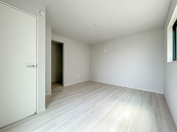 【洋室10.1帖】シンプルな内装はおしゃれのポイントです。シンプルは華美より飽きがこないからです。色や模様でおしゃれ感をだす。それがシンプルイズビューティーです。