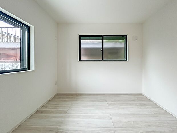 【洋室4.9帖】 昨今のトレンドになりつつあるのが、広過ぎず、快適すぎない子ども部屋。勉強と寝るだけの部屋にすることで閉じこもりがなくなり、リビングで過ごす時間が増えると言われています。