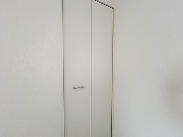 【収納】壁面クローゼットのメリットは、衣類が横一列に並ぶためひと目で洋服が選びやすいこと。衣類をたくさんお持ちの方も、限られたスペース内に無理なく収納することができます。