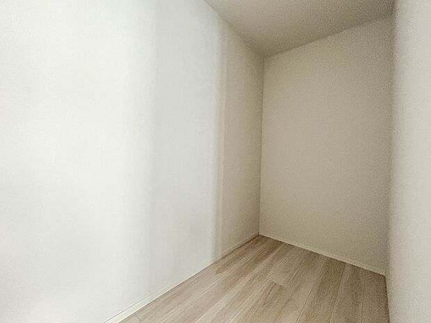 【WIC(ウォークインクローゼット)】何より、中に入れば全ての服が見てわかるので選択しやすいんです。朝の忙しいときなど便利だな〜と思いますよ。一つのスペースで済むって所がいいんですよね。