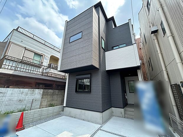 【現地外観】家族の温かさと陽光の暖かさ、楽しい毎日と明るい未来を予感させる「空間が織り成すひとつ先の住み心地」を演出します。