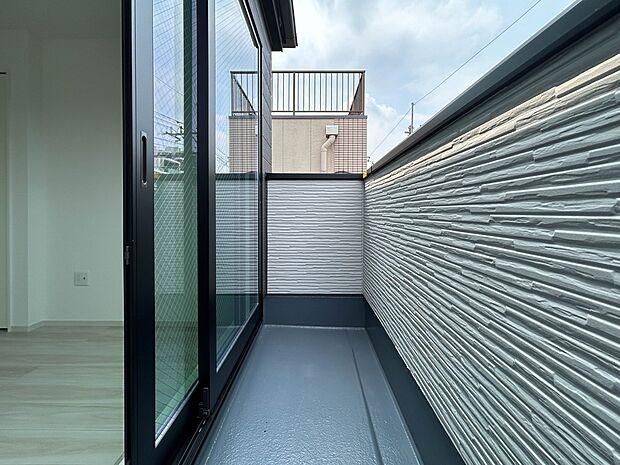 【バルコニー】 朝の澄んだ空気や、夕方に吹く清々しい風を五感で感じられるバルコニー。屋外にあって、住まいの中でも本当の自然を感じられるスペースです。