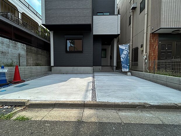 【駐車場】日々の暮らしにマイカーが必要。そんな方は物件の購入条件に駐車場は必須です。通勤に、家族のお迎えに、お買物に、おでかけに、クルマライフを楽しみたい方に。