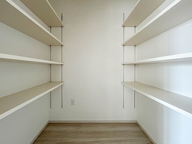 【パントリー(食料庫)】 常温保存できるパン、お米、調味料、缶詰など、日常的に使うものや未開封の食品の収納にぴったり。棚にものを並べて収納すれば、何が足りないのかひと目で確認できます。