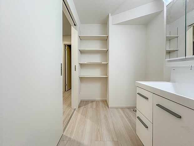 【脱衣所】脱衣所、洗面所は小さなプライベートスペース。歯磨き、洗顔と毎日施す個人空間。