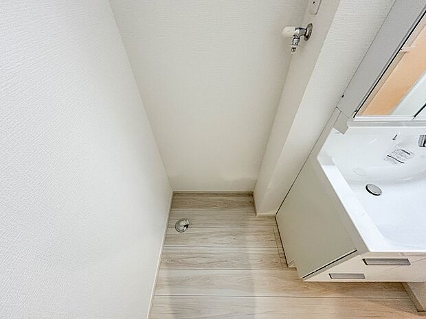 【ランドリースペース】毎日使う洗濯機。しっかりと奥行きのある置き場が確保されています。