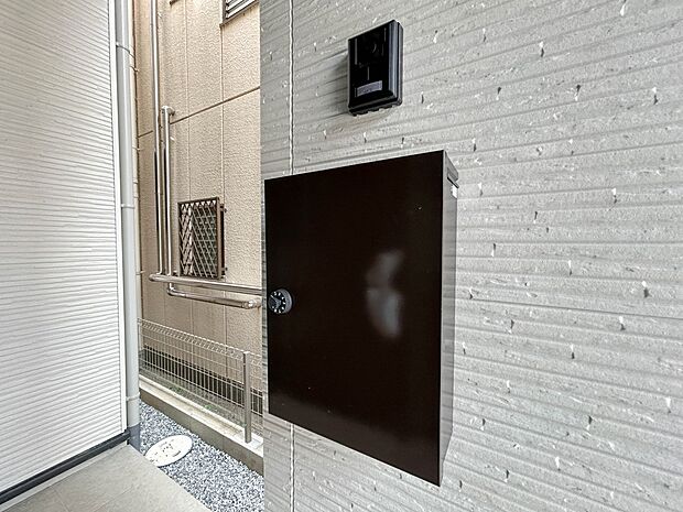 【郵便受け】録画機能を備えたカラーモニターと郵便受けの門柱