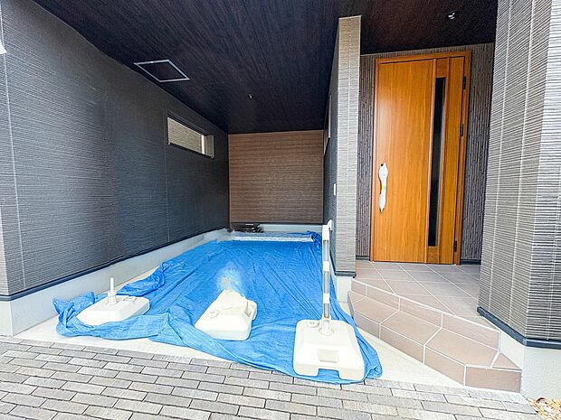 【玄関】ここから始まる「日常」はご家族にとってかけがえのない時間となります。少しでも豊かに、快適に。そんな想いから本邸宅は生まれました。