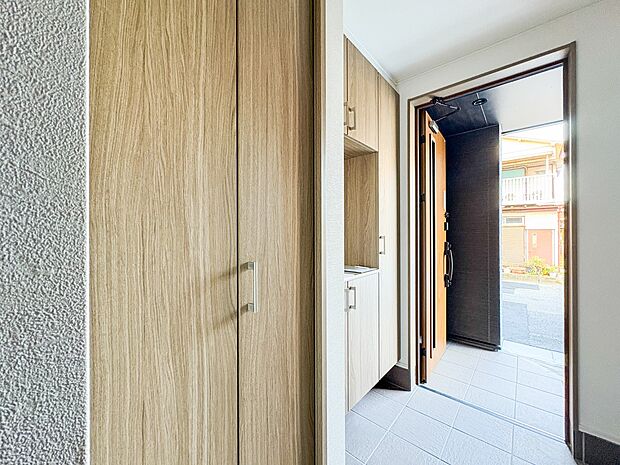 【玄関】上質感漂うアプローチ。居住者の帰り、訪れる方を優しく迎える。