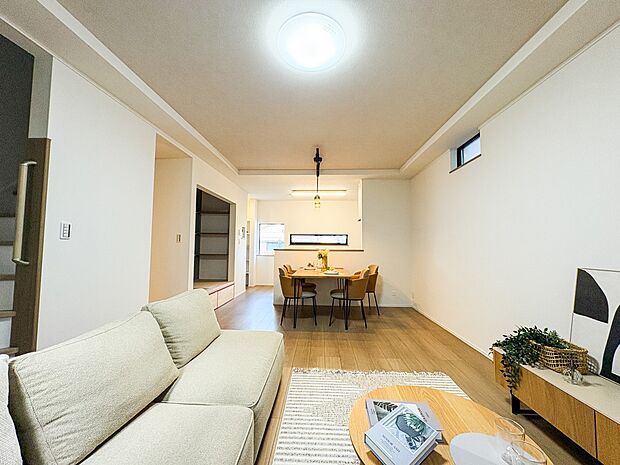 【LDK】うららかな陽射しがどのお部屋にも降り注ぎますように、快適さを追求した間取設計。得難い立地環境での生活を恵みの豊かな永住の地へと変えてくれます。