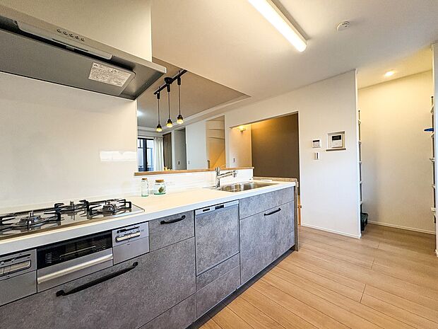 【キッチン】ナチュラルな自然光の中での調理。会話が弾む対面型キッチン。お洒落な食器類を余裕で収納できるスペース。動きやすい女性目線のキッチン動線。これからはお料理をつくる時間が劇的に変わりま…